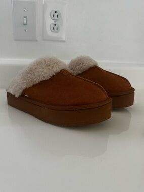 Women’s Joyspun Cozy Faux-Fur Lined Slip-On Clog - Brown - Never worn